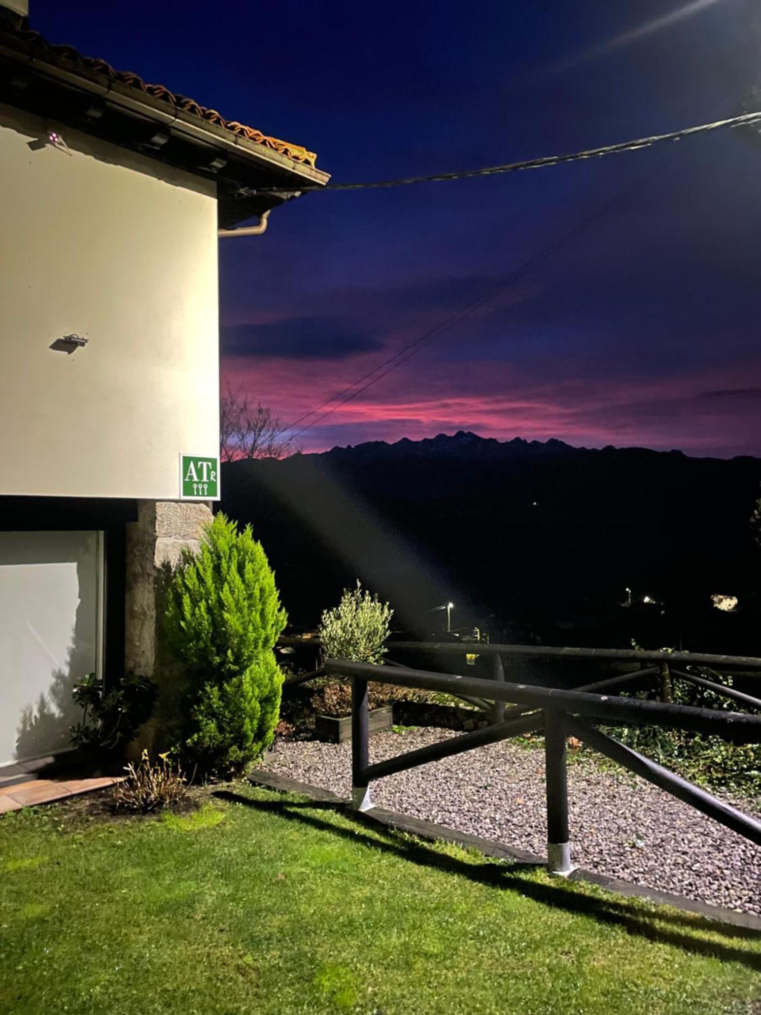 Apartamentos Picabel Onís Kültér fotó